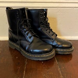 Dr. Marten’s 1460 Smooth Leather Lace up boots in Black